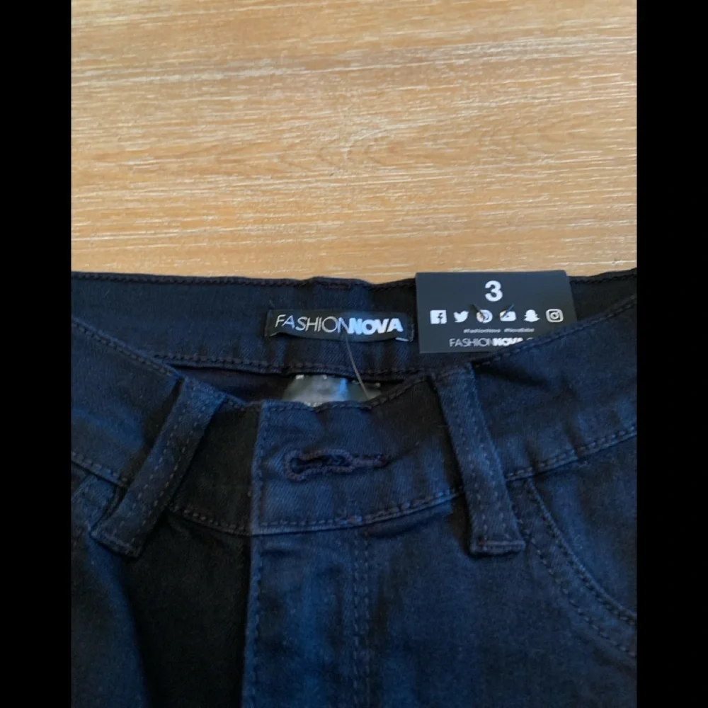 Distressed jeans - Picture 3 of 8